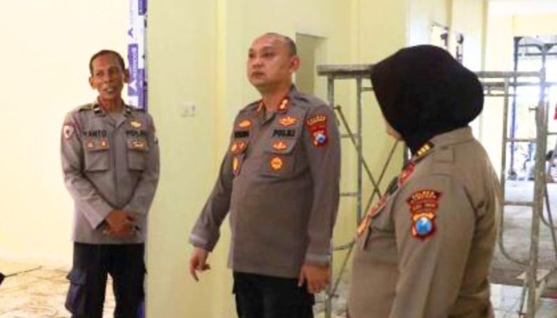 Kapolres Sumenep AKBP Rivanda, S.I.K., didampingi pejabat terkait saat melakukan pengecekan SPPG