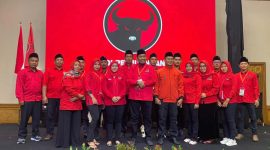 Foto Bersama Kader Partai – Fauzi Wongsojudo tersenyum bersama Ketua DPD PDI Perjuangan Jawa Timur, MH Said Abdullah, dan pengurus DPC Sumenep usai pengucapan sumpah janji.