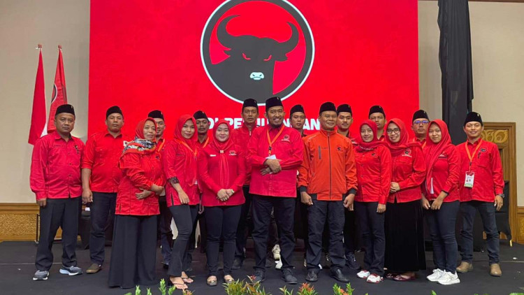 Foto Bersama Kader Partai – Fauzi Wongsojudo tersenyum bersama Ketua DPD PDI Perjuangan Jawa Timur, MH Said Abdullah, dan pengurus DPC Sumenep usai pengucapan sumpah janji.