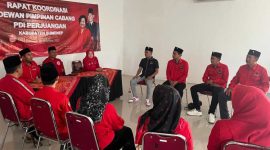 Pengurus DPC PDI Perjuangan Kabupaten Sumenep periode 2025–2030 menggelar rapat internal perdana di Kantor DPC PDIP Sumenep, Desa Batuan, Kamis (25/12/2025), sebagai langkah awal konsolidasi dan pemantapan kerja organisasi.