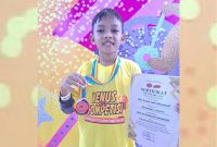 Muh. Naufal Zuhdi Adeyansyah, siswa SDIT Al Hidayah Sumenep, menerima medali perunggu Kompetisi Venus Matematika Nasional 2025.