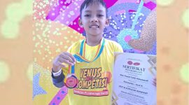 Muh. Naufal Zuhdi Adeyansyah, siswa SDIT Al Hidayah Sumenep, menerima medali perunggu Kompetisi Venus Matematika Nasional 2025.