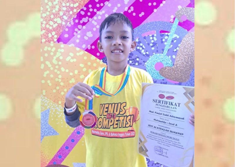 Muh. Naufal Zuhdi Adeyansyah, siswa SDIT Al Hidayah Sumenep, menerima medali perunggu Kompetisi Venus Matematika Nasional 2025.