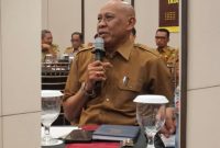 Keterangan Foto: Ketua PKDI Sumenep H. Ubaid Abdul Hayat menyampaikan masukan strategis terkait penguatan tata kelola keuangan desa dalam Forum Group Discussion (FGD) yang digelar DPMD Sumenep di Hotel Myze, sebagai upaya mendorong transparansi dan akuntabilitas pemerintahan desa.