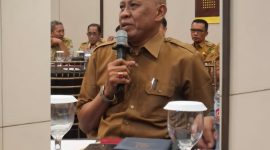 Keterangan Foto: Ketua PKDI Sumenep H. Ubaid Abdul Hayat menyampaikan masukan strategis terkait penguatan tata kelola keuangan desa dalam Forum Group Discussion (FGD) yang digelar DPMD Sumenep di Hotel Myze, sebagai upaya mendorong transparansi dan akuntabilitas pemerintahan desa.