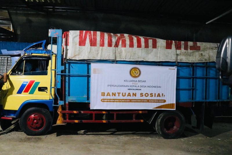 Salah truk bantuan kemanusiaan berisi sembako yang dikirim oleh PKDI untuk korban bencana alam di Aceh, Sumatera Utara, dan Sumatera Barat. Bantuan ini merupakan wujud kepedulian dan solidaritas para kepala desa terhadap masyarakat yang terdampak musibah.
