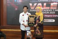 Gubernur Khofifah saat memberikan cinderamata kepada Valen, runner up Dangdut Academy Indosiar 2025