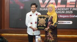 Gubernur Khofifah saat memberikan cinderamata kepada Valen, runner up Dangdut Academy Indosiar 2025