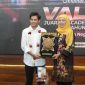 Gubernur Khofifah saat memberikan cinderamata kepada Valen, runner up Dangdut Academy Indosiar 2025