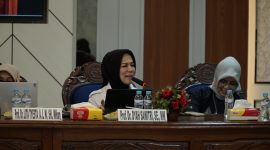 Dukungan penuh dari LLDIKTI VII! Prof. Dr. Dyah Sawitri mengapresiasi kesiapan Unitomo yang kini memiliki 3 Profesor dan 2 Lektor Kepala untuk menyelenggarakan Program Doktor Ilmu Hukum yang berkualitas. (Foto: Humas Unitomo)