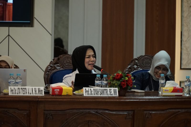 Dukungan penuh dari LLDIKTI VII! Prof. Dr. Dyah Sawitri mengapresiasi kesiapan Unitomo yang kini memiliki 3 Profesor dan 2 Lektor Kepala untuk menyelenggarakan Program Doktor Ilmu Hukum yang berkualitas. (Foto: Humas Unitomo)