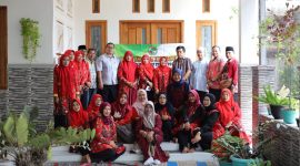 Suasana kebahagiaan terlihat jelas saat pengurus dan anggota Kop Mamin berfoto bersama setelah menyelesaikan RAT, simbol kerja sama, soliditas, dan komitmen terhadap anggota.