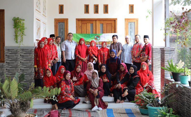 Suasana kebahagiaan terlihat jelas saat pengurus dan anggota Kop Mamin berfoto bersama setelah menyelesaikan RAT, simbol kerja sama, soliditas, dan komitmen terhadap anggota.