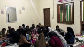 Anggota JSI dan AJS Sumenep tampak antusias mengikuti kegiatan bakar-bakar ikan sambil berdiskusi, hadir bersama istri dan anak-anak untuk menciptakan harmonisasi kekeluargaan, Rabu (31/12/2025).