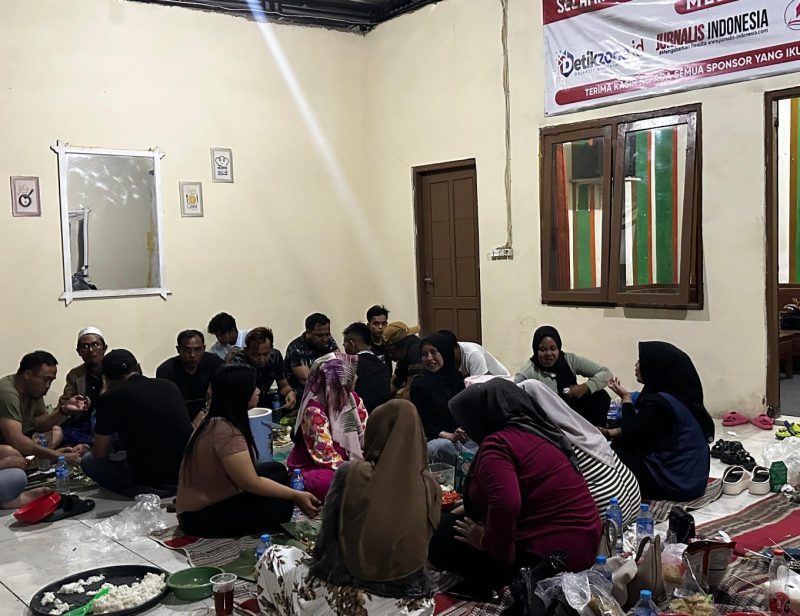 Anggota JSI dan AJS Sumenep tampak antusias mengikuti kegiatan bakar-bakar ikan sambil berdiskusi, hadir bersama istri dan anak-anak untuk menciptakan harmonisasi kekeluargaan, Rabu (31/12/2025).