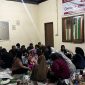 Anggota JSI dan AJS Sumenep tampak antusias mengikuti kegiatan bakar-bakar ikan sambil berdiskusi, hadir bersama istri dan anak-anak untuk menciptakan harmonisasi kekeluargaan, Rabu (31/12/2025).