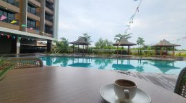 Suasana area kolam renang Hotel Myze Sumenep yang menjadi lokasi kuliner malam Mingguan dan ruang bersantai tamu hotel serta masyarakat umum.