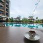 Suasana area kolam renang Hotel Myze Sumenep yang menjadi lokasi kuliner malam Mingguan dan ruang bersantai tamu hotel serta masyarakat umum.