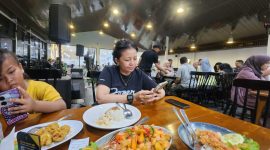 Kakap Asam Manis, pilihan menu yang menyegarkan dan gurih, selalu menjadi incaran pengunjung yang datang ke Arinna Café & Resto