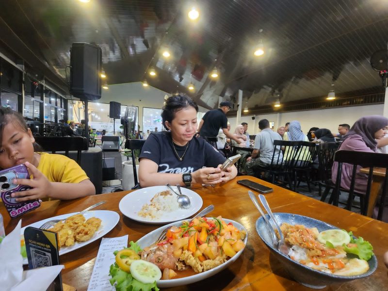Kakap Asam Manis, pilihan menu yang menyegarkan dan gurih, selalu menjadi incaran pengunjung yang datang ke Arinna Café & Resto