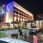 Tampak depan Hotel Myze Sumenep dari area parkir, menampilkan fasad modern dan akses mudah bagi tamu yang datang.