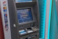 Keterangan Foto: Segepok uang pecahan Rp50 ribu tampak masih tertinggal di mesin ATM di kawasan SPBU Pamolokan, Sumenep, Jumat (2/1/2026), sebelum akhirnya diamankan oleh petugas. Peristiwa ini menjadi pengingat penting tentang kehati-hatian bertransaksi dan nilai kejujuran di ruang publik.