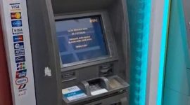 Keterangan Foto: Segepok uang pecahan Rp50 ribu tampak masih tertinggal di mesin ATM di kawasan SPBU Pamolokan, Sumenep, Jumat (2/1/2026), sebelum akhirnya diamankan oleh petugas. Peristiwa ini menjadi pengingat penting tentang kehati-hatian bertransaksi dan nilai kejujuran di ruang publik.