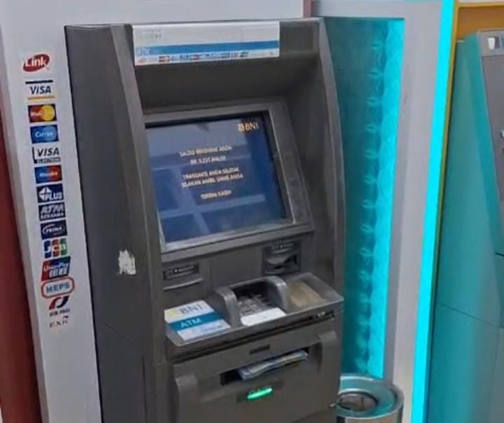 Keterangan Foto: Segepok uang pecahan Rp50 ribu tampak masih tertinggal di mesin ATM di kawasan SPBU Pamolokan, Sumenep, Jumat (2/1/2026), sebelum akhirnya diamankan oleh petugas. Peristiwa ini menjadi pengingat penting tentang kehati-hatian bertransaksi dan nilai kejujuran di ruang publik.
