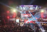 Ribuan penonton memadati konser amal Valen DA7 di Sumenep. Hasil donasi yang minim di tengah panggung megah menjadi bahan kritik publik.