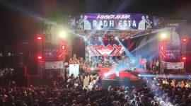 Ribuan penonton memadati konser amal Valen DA7 di Sumenep. Hasil donasi yang minim di tengah panggung megah menjadi bahan kritik publik.
