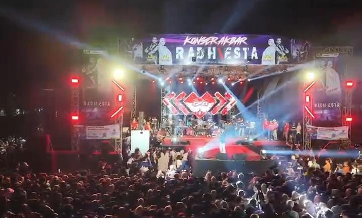 Ribuan penonton memadati konser amal Valen DA7 di Sumenep. Hasil donasi yang minim di tengah panggung megah menjadi bahan kritik publik.