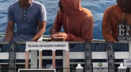 Aktivis Pulau Masalembu, Jailani, menunggu kepastian kasus penganiayaannya yang sudah P21 sejak 21 Maret 2025, namun hingga kini mandek di Kejaksaan Negeri Sumenep