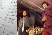 Suasana konser Valen di Sumenep penuh semarak, namun nama-nama donatur yang sebelumnya diumumkan tiba-tiba lenyap, memunculkan pertanyaan soal peran pejabat dan pengusaha