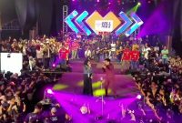 Foto: Suasana Konser Valen bertajuk kemanusiaan di Kabupaten Sumenep. Di balik panggung megah dan sorak penonton, hasil donasi hanya Rp70,6 juta dan daftar nama donatur yang sempat diumumkan tiba-tiba lenyap, memicu tanda tanya publik soal transparansi penggalangan dana.