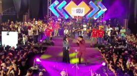 Foto: Suasana Konser Valen bertajuk kemanusiaan di Kabupaten Sumenep. Di balik panggung megah dan sorak penonton, hasil donasi hanya Rp70,6 juta dan daftar nama donatur yang sempat diumumkan tiba-tiba lenyap, memicu tanda tanya publik soal transparansi penggalangan dana.