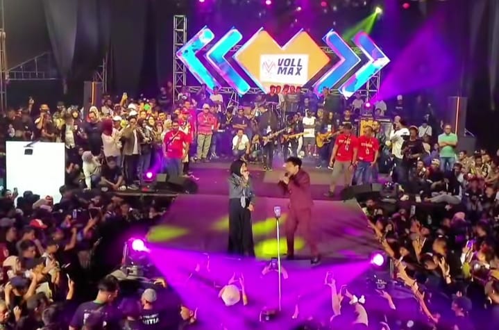 Foto: Suasana Konser Valen bertajuk kemanusiaan di Kabupaten Sumenep. Di balik panggung megah dan sorak penonton, hasil donasi hanya Rp70,6 juta dan daftar nama donatur yang sempat diumumkan tiba-tiba lenyap, memicu tanda tanya publik soal transparansi penggalangan dana.