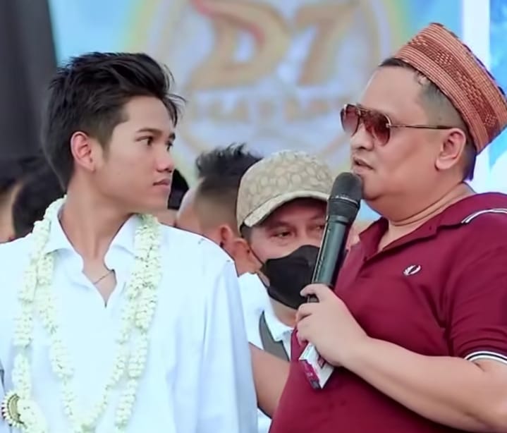 Haji Her dan Valen DA7 saat tampil di panggung konser amal, di mana Haji Her menyerahkan Rp 500 juta untuk korban bencana di Aceh -Sumatera 