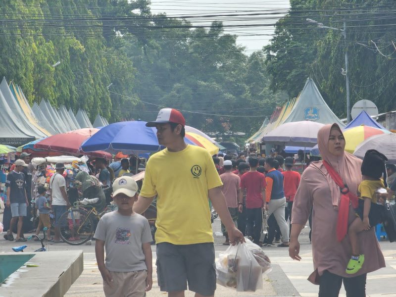 Suasana meriah Pasar Minggu  Sumenep dipenuhi pengunjung dari berbagai usia. Keramaian warga, aroma kuliner khas, dan aneka produk UMKM menciptakan momen hangat dan semarak, sekaligus menegaskan dukungan Bupati Fauzi terhadap pertumbuhan usaha lokal.