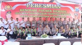 Kapolres Pasuruan AKBP Jazuli Dani Iriawan saat menandatangani peresmian renovasi Polsek Gempol dan Aula Bhayangkari, sekaligus pembangunan Polsek Beji, sebagai simbol penguatan sarana pelayanan kepolisian di Kabupaten Pasuruan.