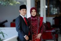 Ket Foto:
Hosnan, Ketua Bapemperda DPRD Sumenep, bersama istri tercinta, tampak mendampingi dalam suasana penuh kebersamaan dan keharmonisan, mencerminkan dukungan keluarga di balik peran dan pengabdian sebagai wakil rakyat.