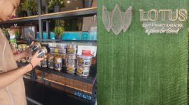 Keterangan Foto:
Deretan produk UMKM herbal lokal dipajang di Resto Lotus Sumenep, termasuk Bawang Hitam Lanang, madu original, kopi rempah, dan jajanan tradisional, sebagai bentuk komitmen Lotus dalam mendukung pemberdayaan UMKM dan ekonomi kreatif masyarakat Sumenep.