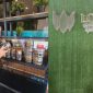 Keterangan Foto:
Deretan produk UMKM herbal lokal dipajang di Resto Lotus Sumenep, termasuk Bawang Hitam Lanang, madu original, kopi rempah, dan jajanan tradisional, sebagai bentuk komitmen Lotus dalam mendukung pemberdayaan UMKM dan ekonomi kreatif masyarakat Sumenep.