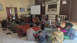 Keterangan Foto:
Koordinator Penyuluh BPP Kecamatan Manding, Achmad Syarif Nur F, S.P., M.P., saat memberikan pemaparan dalam kegiatan sosialisasi bantuan Irigasi Perpompaan kepada perwakilan kelompok tani se-Kecamatan Manding, Jumat (9/1/2026).