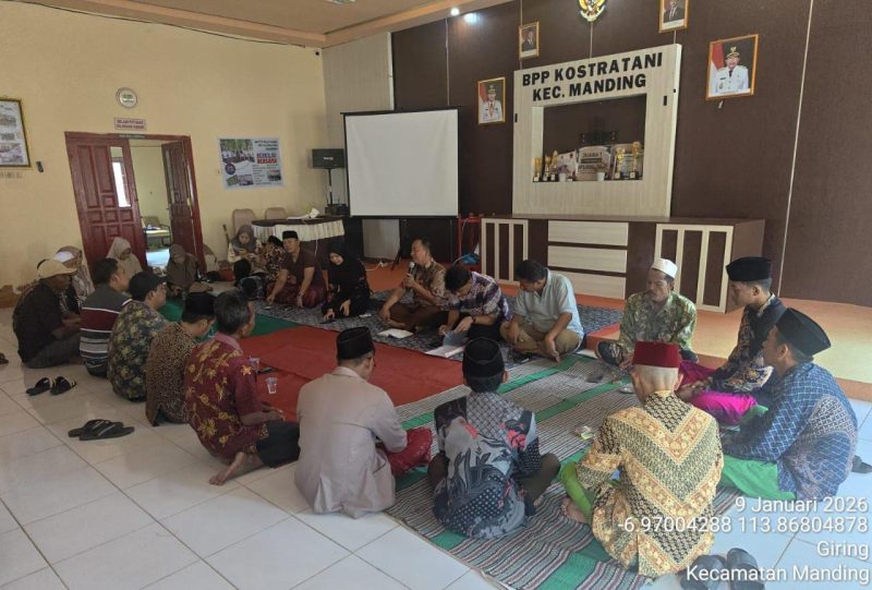 Keterangan Foto:
Koordinator Penyuluh BPP Kecamatan Manding, Achmad Syarif Nur F, S.P., M.P., saat memberikan pemaparan dalam kegiatan sosialisasi bantuan Irigasi Perpompaan kepada perwakilan kelompok tani se-Kecamatan Manding, Jumat (9/1/2026).