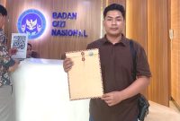 Aktivis Dear Jatim menunjukkan dokumen laporan dugaan carut-marut MBG di Sumenep yang dinilai berbau politik dan berpotensi konflik kepentingan, saat melapor ke Badan Gizi Nasional di Jakarta.