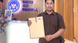 Aktivis Dear Jatim menunjukkan dokumen laporan dugaan carut-marut MBG di Sumenep yang dinilai berbau politik dan berpotensi konflik kepentingan, saat melapor ke Badan Gizi Nasional di Jakarta.