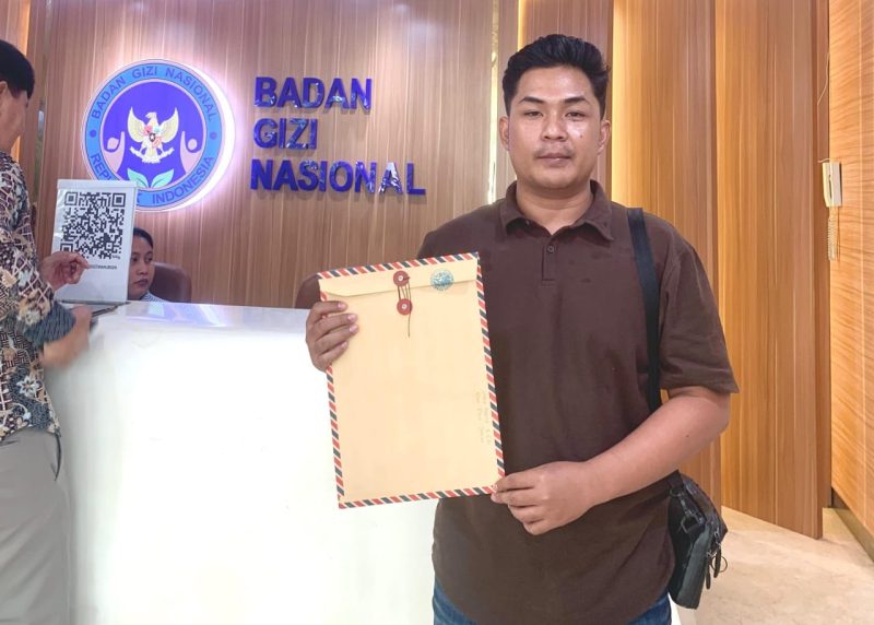 Aktivis Dear Jatim menunjukkan dokumen laporan dugaan carut-marut MBG di Sumenep yang dinilai berbau politik dan berpotensi konflik kepentingan, saat melapor ke Badan Gizi Nasional di Jakarta.