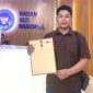 Aktivis Dear Jatim menunjukkan dokumen laporan dugaan carut-marut MBG di Sumenep yang dinilai berbau politik dan berpotensi konflik kepentingan, saat melapor ke Badan Gizi Nasional di Jakarta.