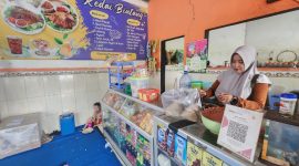 Foto : Yayuk, pemilik Kedai Bintang Sumenep, di balik kedai sederhana yang mengandalkan rasa sebagai senjata utama menarik pelanggan.