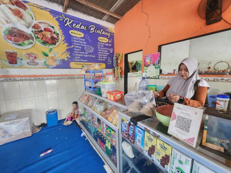 Foto : Yayuk, pemilik Kedai Bintang Sumenep, di balik kedai sederhana yang mengandalkan rasa sebagai senjata utama menarik pelanggan.